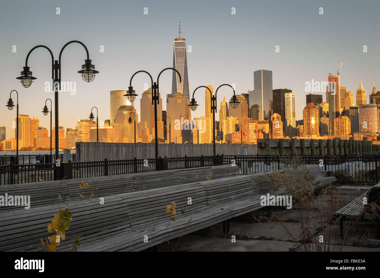 Die alten stillgelegten Immigrant Wartebereich Central Railroad of New Jersey terminal Lookning in Richtung der NYC Skyline bei Sonnenuntergang. Stockfoto