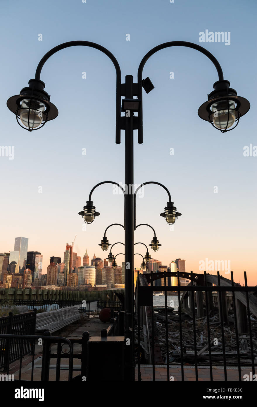 Alte gewölbte Laternen im Central Railroad of New Jersey Terminal Blick auf NYC bei Sonnenuntergang. Stockfoto