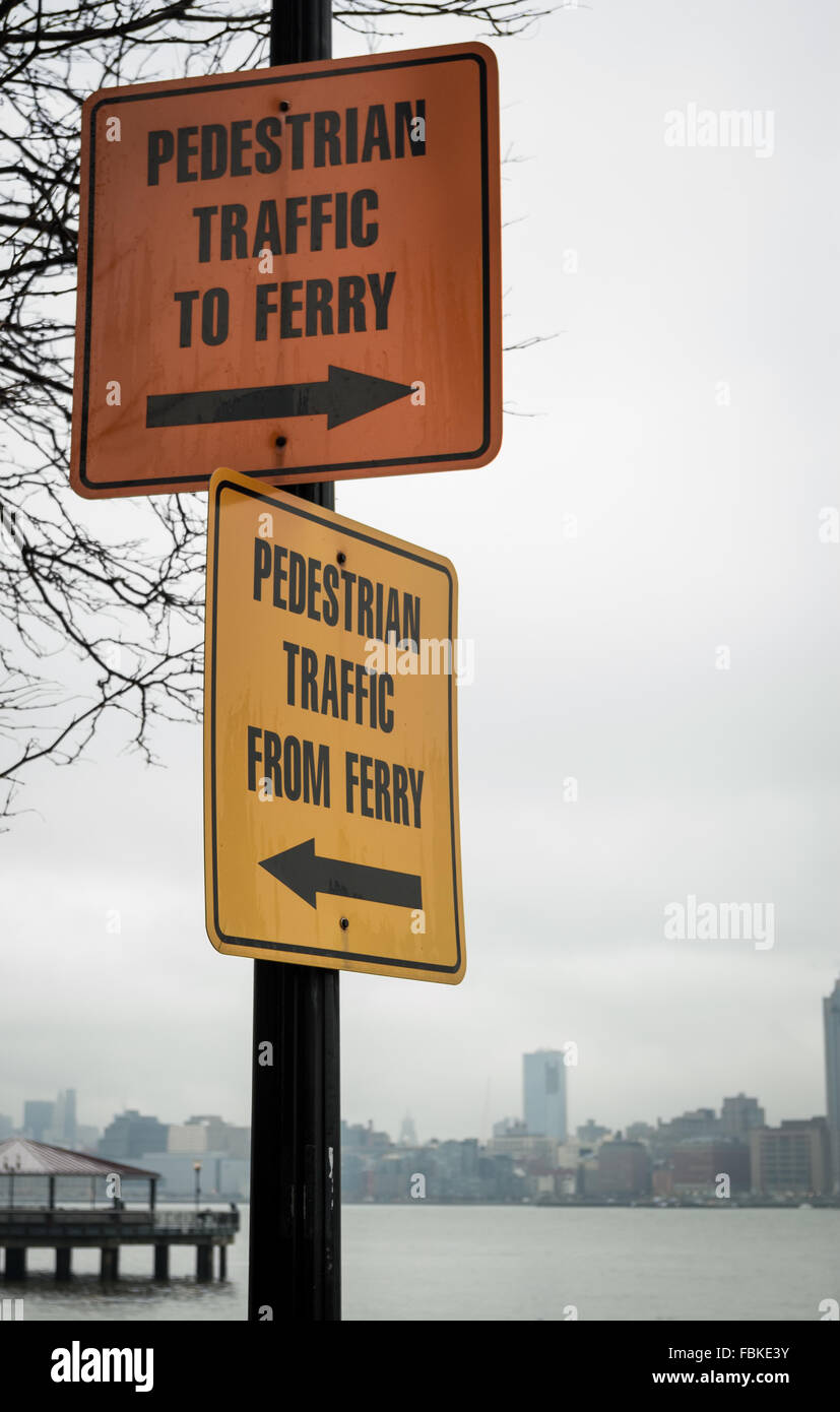 Wegweiser führen, Pendler und Touristen, und vom Fährhafen bei Paulus Hook, Jersey City mit dem Hudson River. Stockfoto