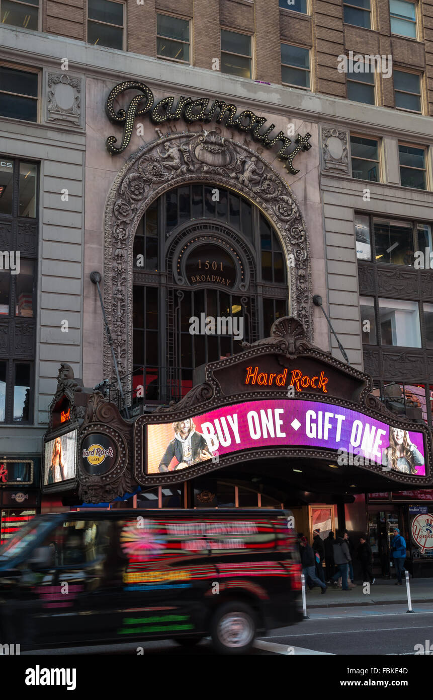 Die Paramount Building in 1501 Broadway am Times Square verwendet, um das Paramount Theater, jetzt Hard Rock Cafe und Büros untergebracht. Stockfoto
