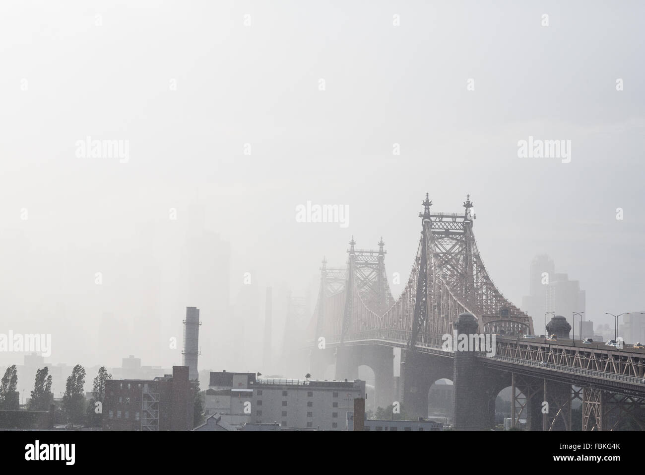 Die queensborough Bridge verschwindet im Nebel. Stockfoto