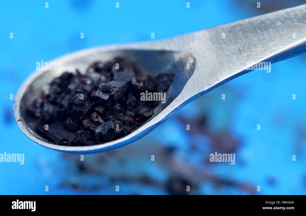 Chemikalie in Spachtel gegen blaue Fläche Stockfoto