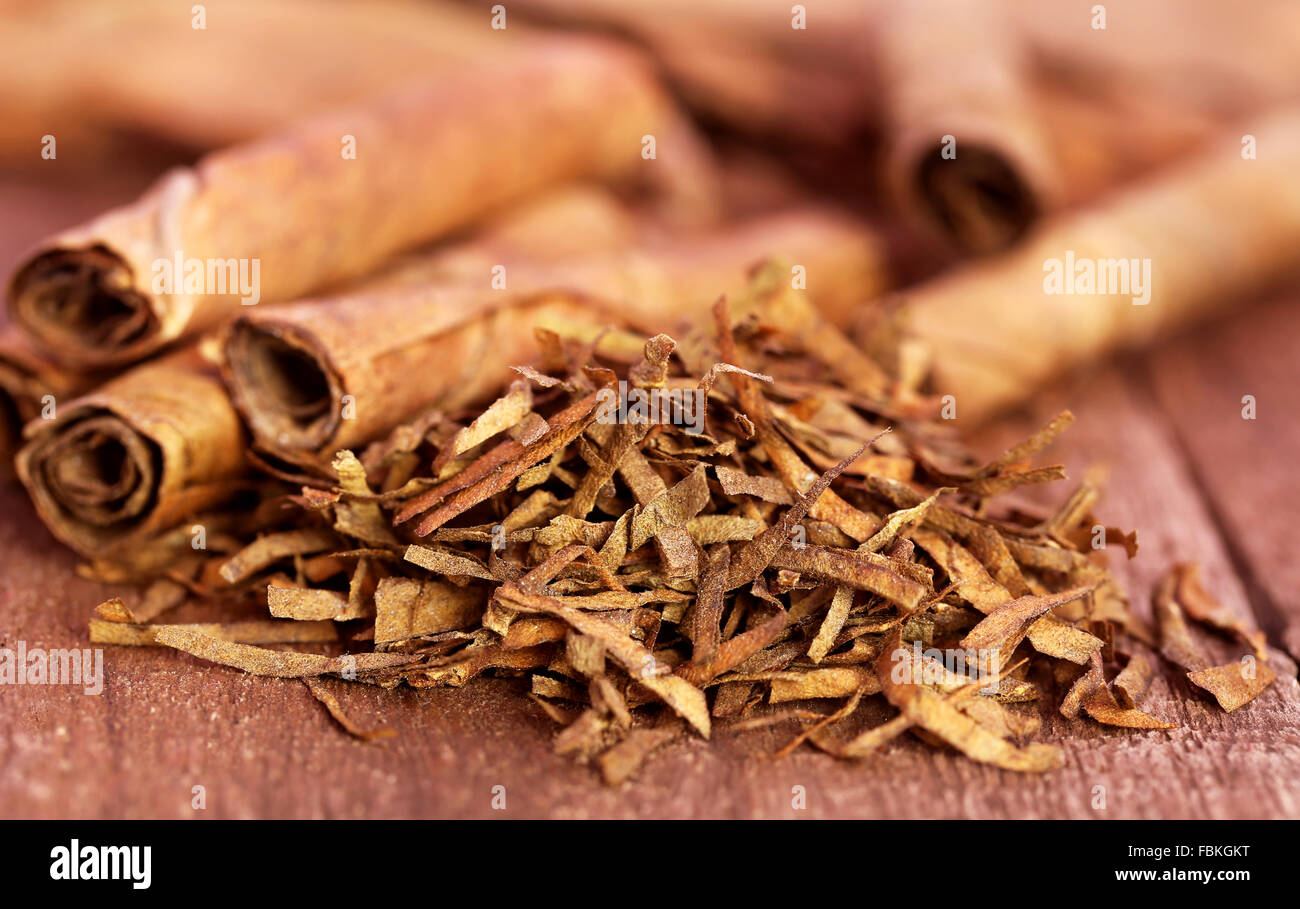 Nahaufnahme von trocken und gerollten Tabakblättern Stockfoto