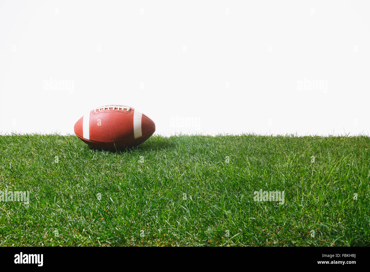 Amerikanischer Fußball auf dem Rasen Stockfoto