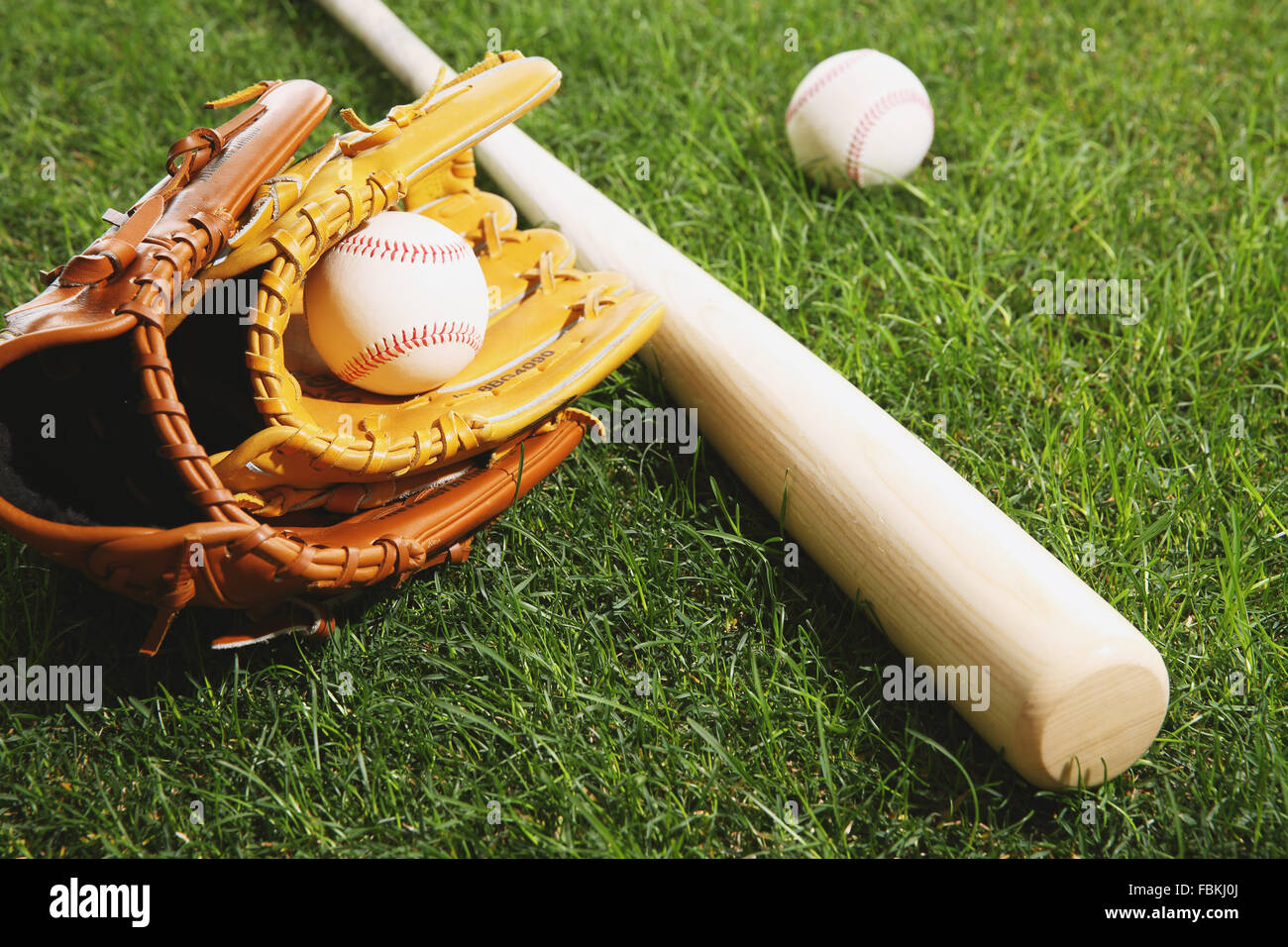Baseball-Ausrüstung auf dem Rasen Stockfoto