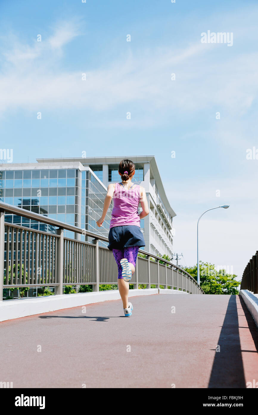 Junge Japanerin läuft downtown Tokio Stockfoto