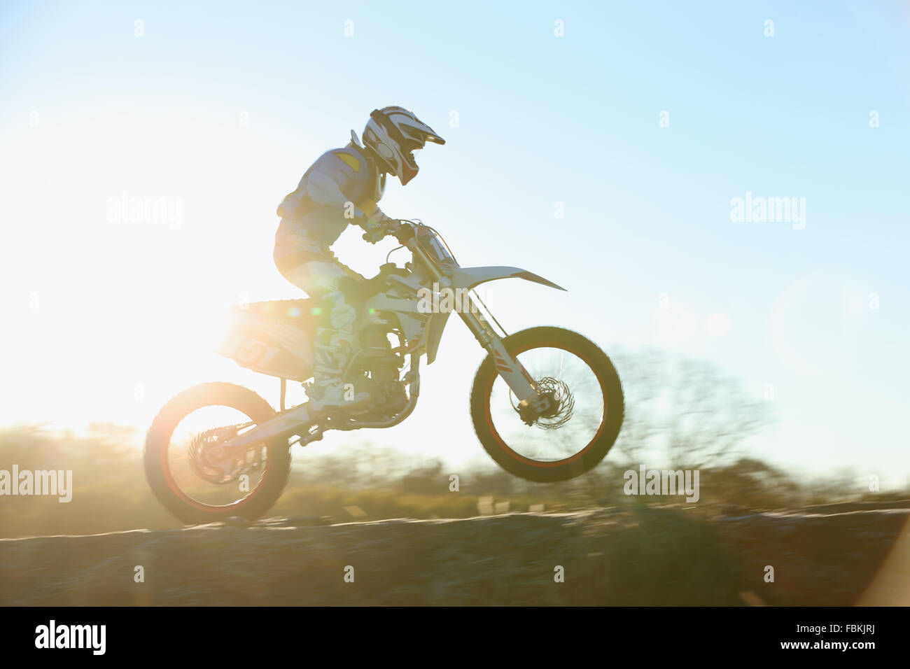 Motocross-Biker auf Feldweg Stockfoto