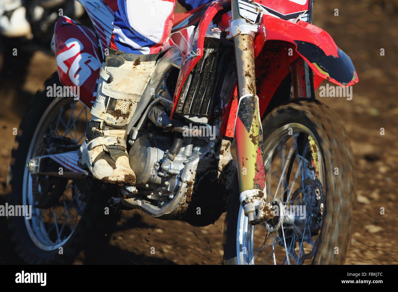 Motocross-Biker auf Feldweg Stockfoto