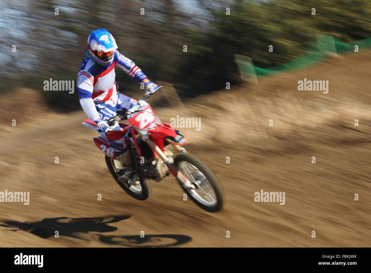 Motocross-Biker auf Feldweg Stockfoto