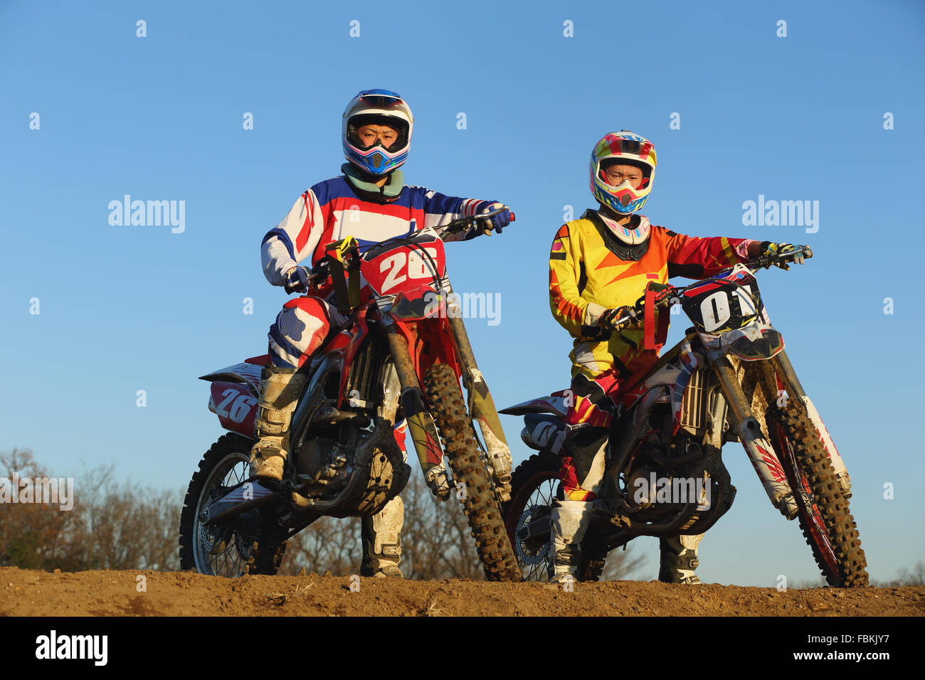 Motocross-Biker auf Feldweg Stockfoto