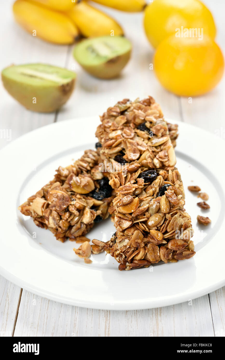 Müsliriegel Müsli und frisches Obst Stockfoto