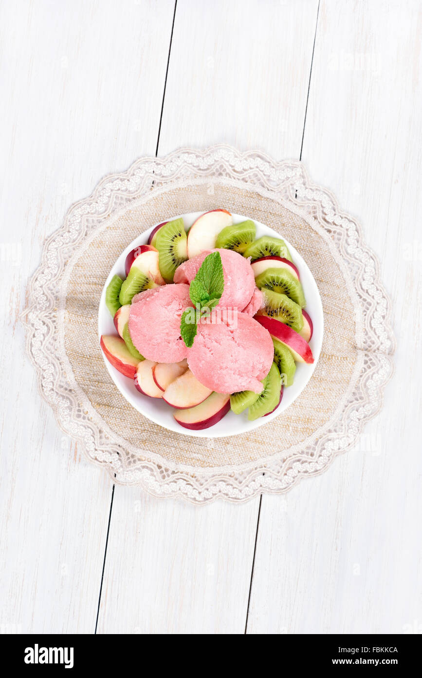 Wassermelonen-Eis und Früchte Slice in Schüssel, Ansicht von oben Stockfoto