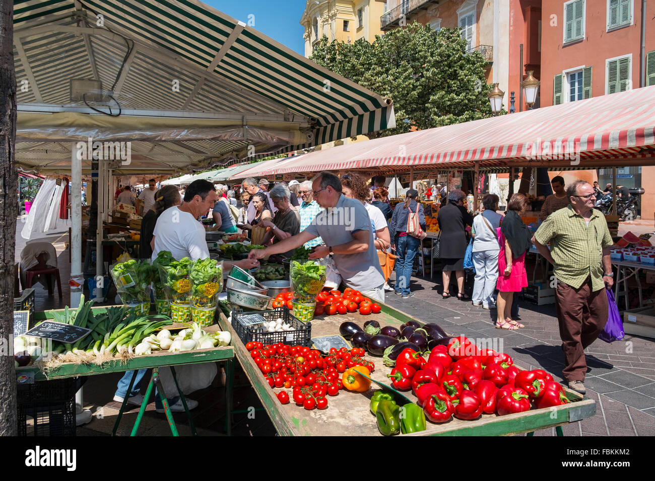 Menschen Marktstände Frankreich Händler Gemüse Obst Stockfoto