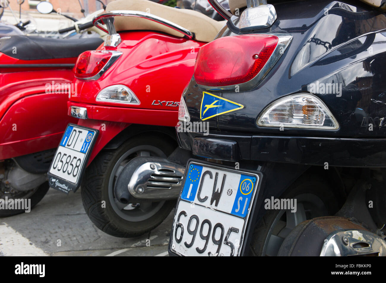 Vespa Roller geparkt in einem Motorrad Parkplatz in Siena, Toskana, Italien Stockfoto