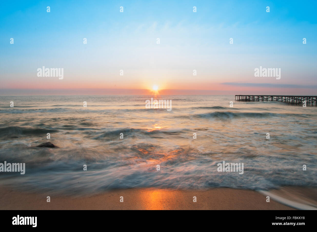 Sonnenaufgang über dem Meer. Stockfoto
