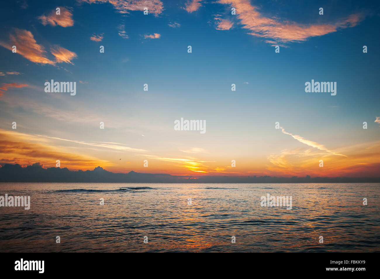 Malerische Aussicht auf den wunderschönen Sonnenaufgang über dem Meer Stockfoto