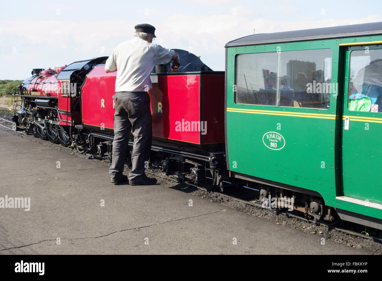 England, Kent, Dungeness. Ein Ingenieur prüft die Wasserstände in der Miniatur-Dampflokomotive "Winston Churchill" Stockfoto