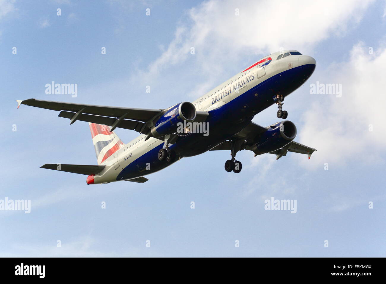 Eine British Airways Airbus A320-232 G - EUUB Landung in Heathrow Stockfoto