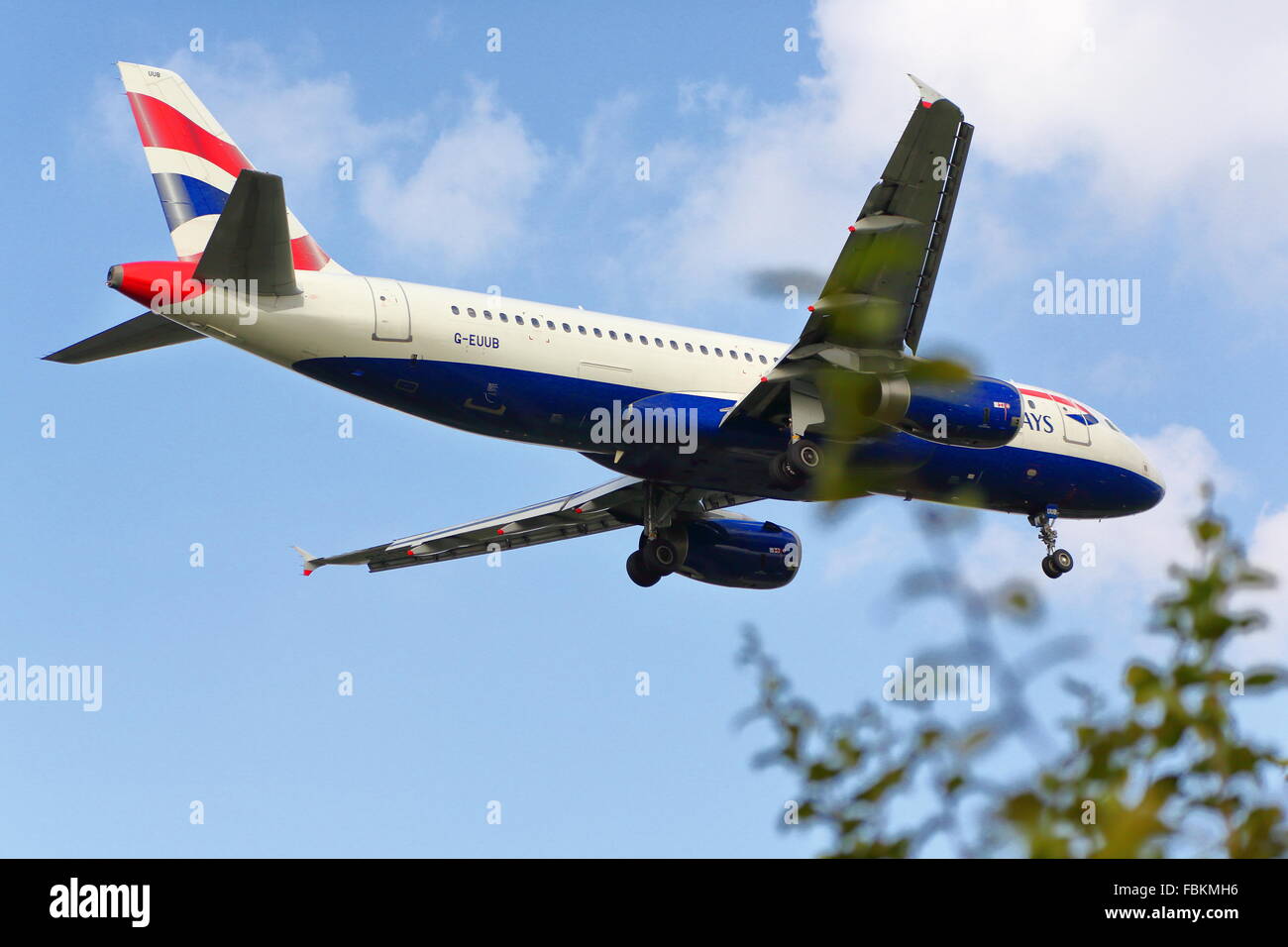 Eine British Airways Airbus A320-232 G-EUUB Landung in Heathrow Stockfoto