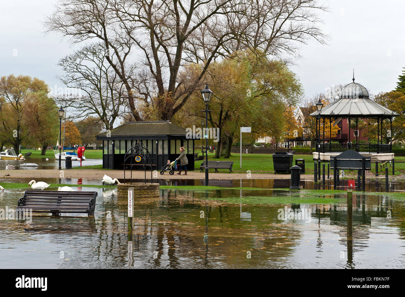 Winter am Christchurch Quay, ein regelmäßiges Vorkommen bei Springfluten Überschwemmungen Stockfoto