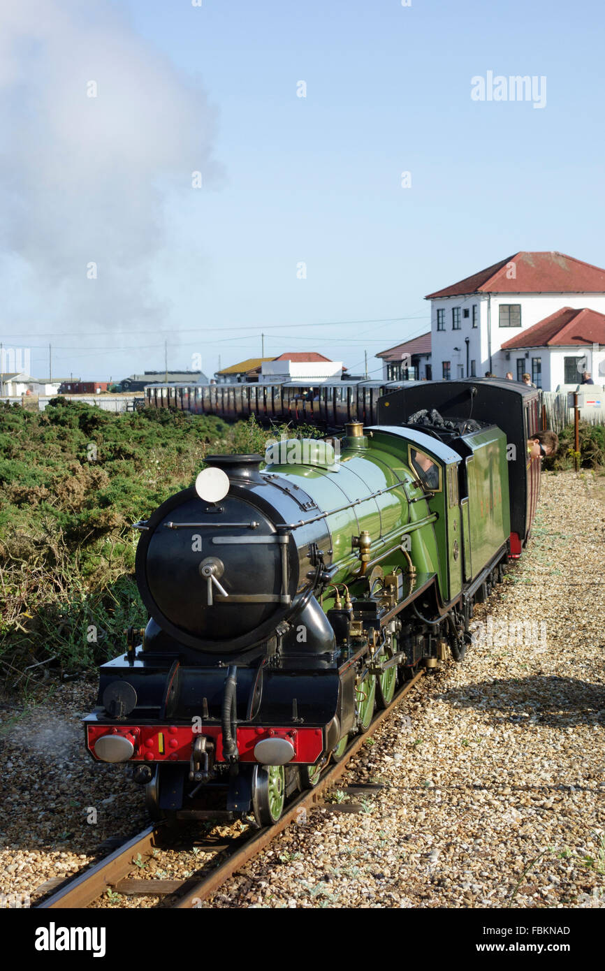 England, Kent, Dungeness. Die Miniatur-Dampflok, 'Green Goddess' auf der Romney Hythe and Dymchurch Railway. Stockfoto