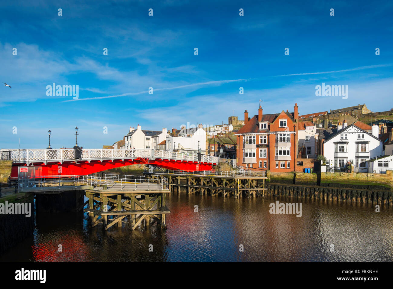 Whitby Drehbrücke bunt bemalt rot gesehen von der Westseite des Flusses Esk Stockfoto