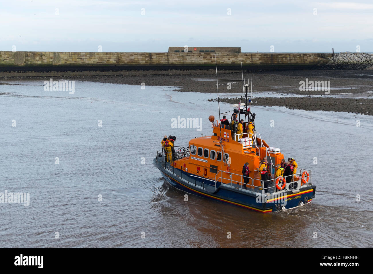 Das Whitby Rettungsboot "George und Mary Webb" Manövrieren im Hafen mit einem Filmteam an Bord Stockfoto