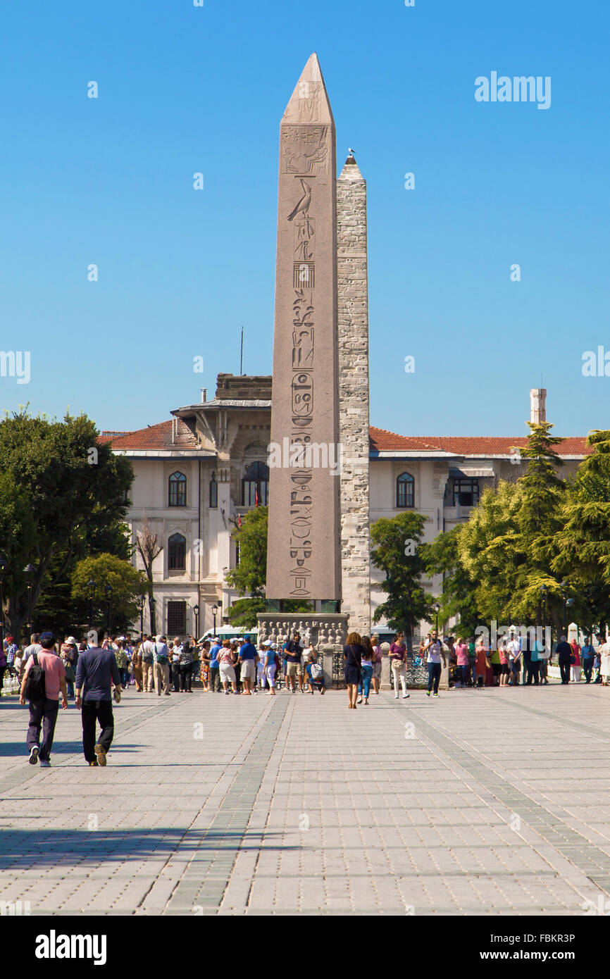 Touristen besuchen das Hippodrom von Konstantinopel in Istanbul, Türkei. Jetzt benannten Sultanahme Stockfoto