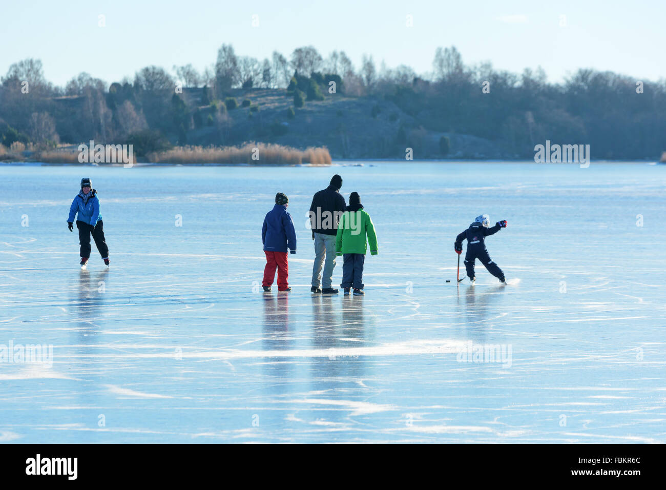 Listerby, Schweden - 17. Januar 2016: Eine Gruppe von Menschen unterschiedlichen Alters sind auf das Meereis in den Schären, genießen die Stockfoto