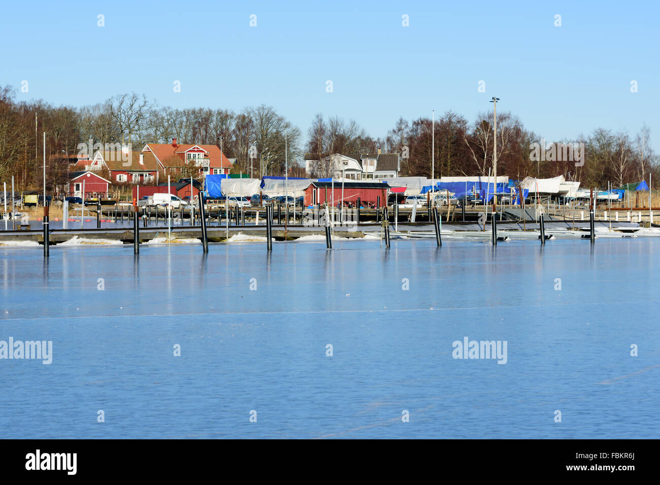 Listerby, Schweden - 17. Januar 2016: Ein Blick auf den Yachthafen von aus gesehen, auf dem Meer an einem kalten Wintertag. Stockfoto