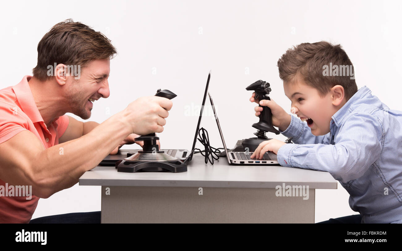 Father son playing gaming -Fotos und -Bildmaterial in hoher Auflösung –  Alamy