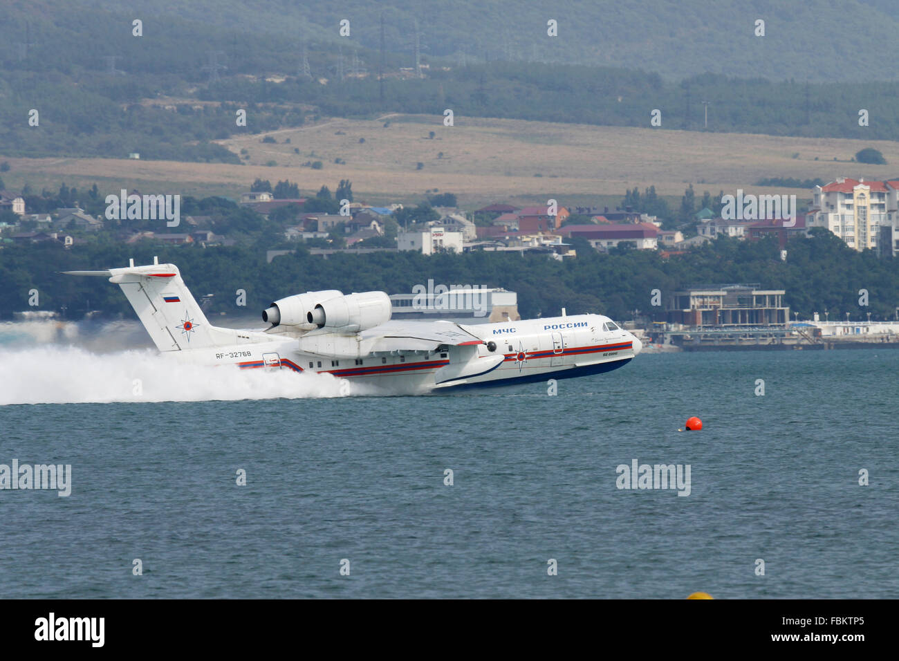 Gelendschik, Russland - 9. September 2010: Beriev Be200 Mehrzweck Amphibien-Flugzeug von der Bucht Oberfläche hebt ab Stockfoto