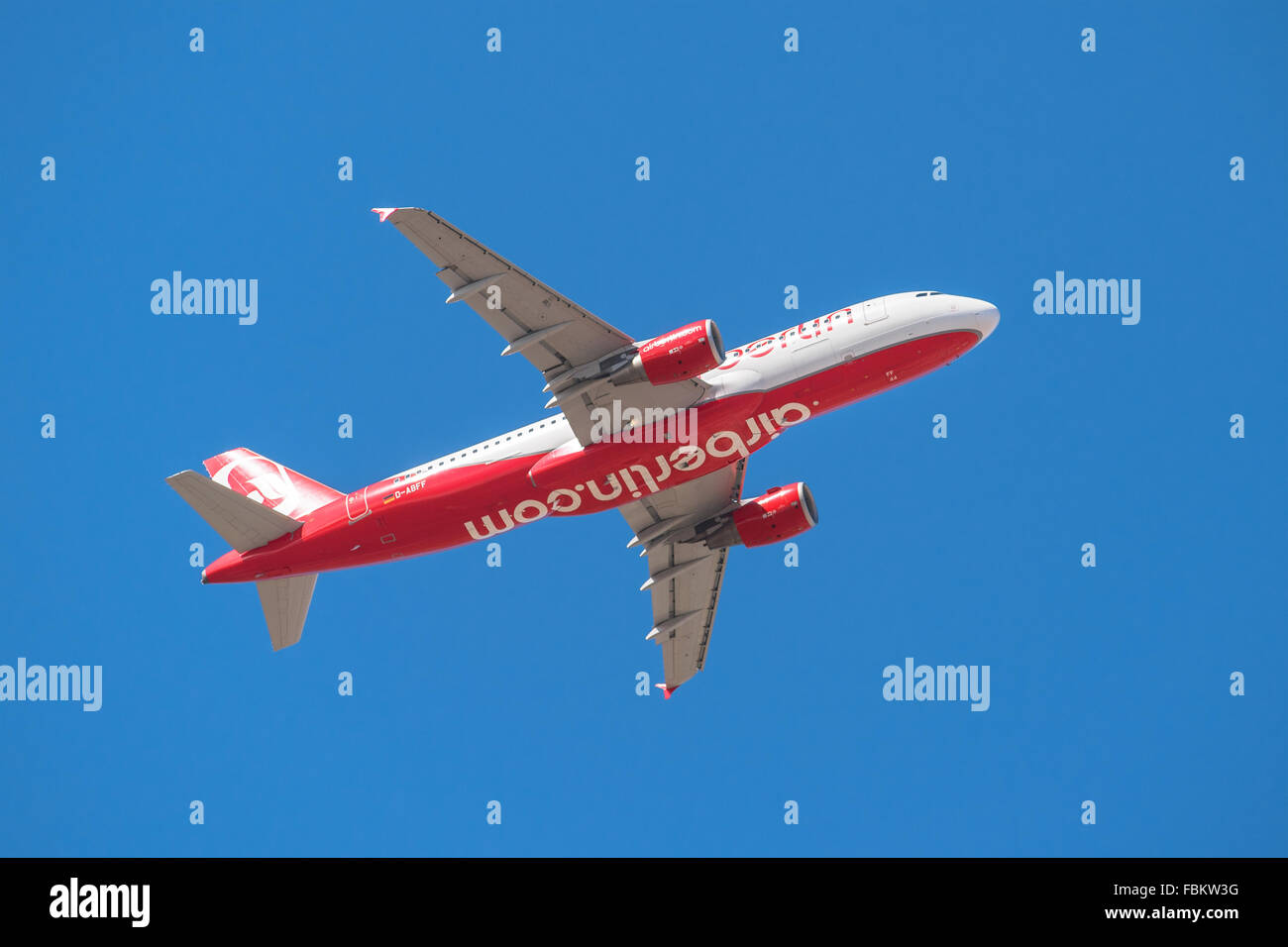 Teneriffa, Spanien - Januar 13: Air Berlin Airbus 320 vom Flughafen Teneriffa Süd am 13. Januar 2016 nimmt ab. Stockfoto Teneriffa, Spanien - Januar 13: Air Berlin Airbus 320 vom Flughafen Teneriffa Süd am 13. Januar 2016 nimmt ab. Stockfoto