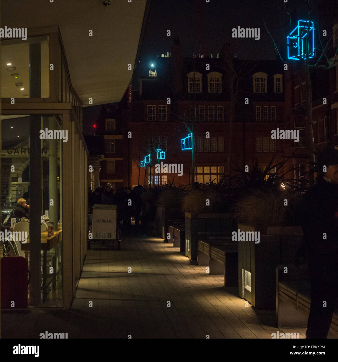 ein London Lumiere Vogelfutter Licht zeigen in der Nacht in Mayfair Gartencafé, UK Stockfoto