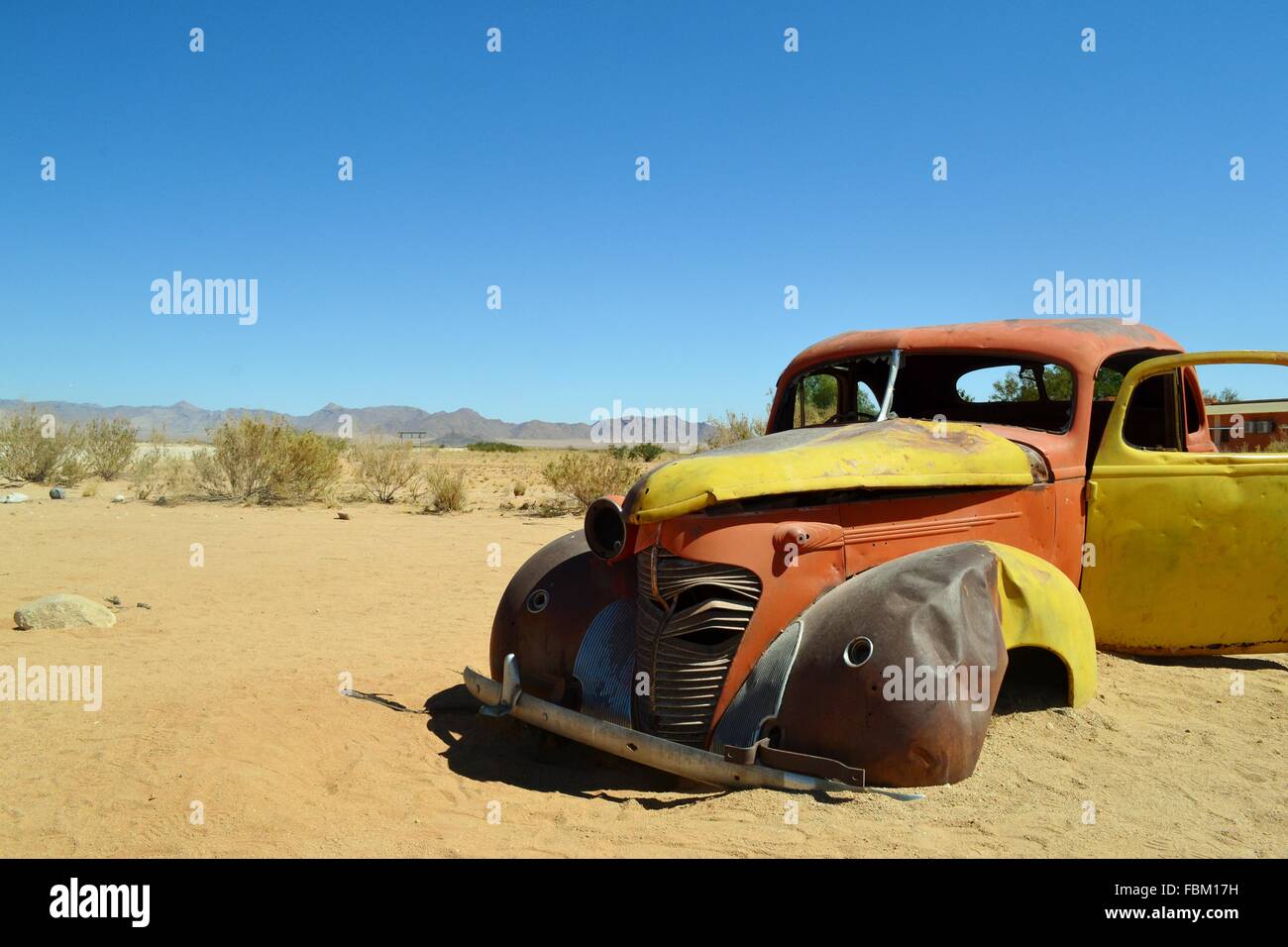 Aufgegeben, Rost und alten Auto in einer Wüste kaputt Stockfoto