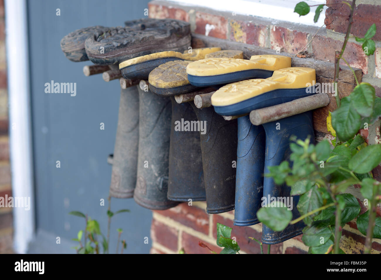 Gummistiefel in einem rack Stockfoto