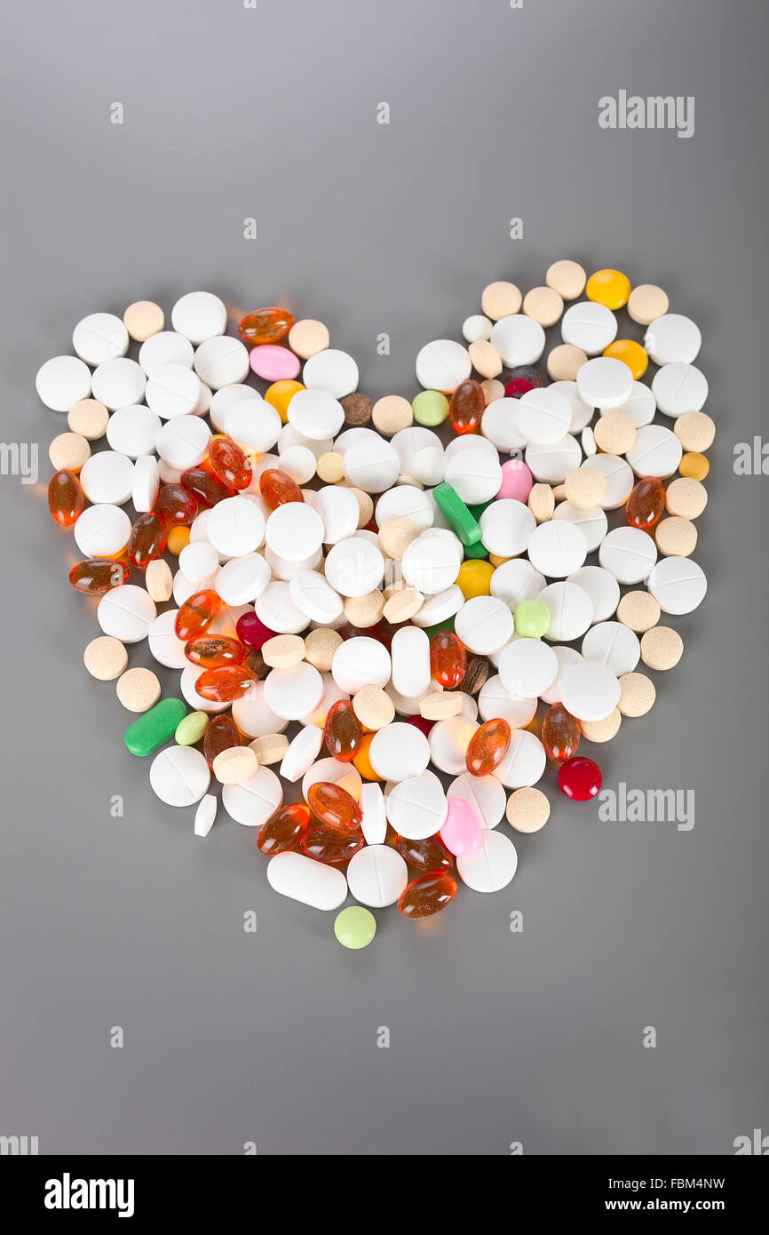 Herzförmige Pillen. Stockfoto