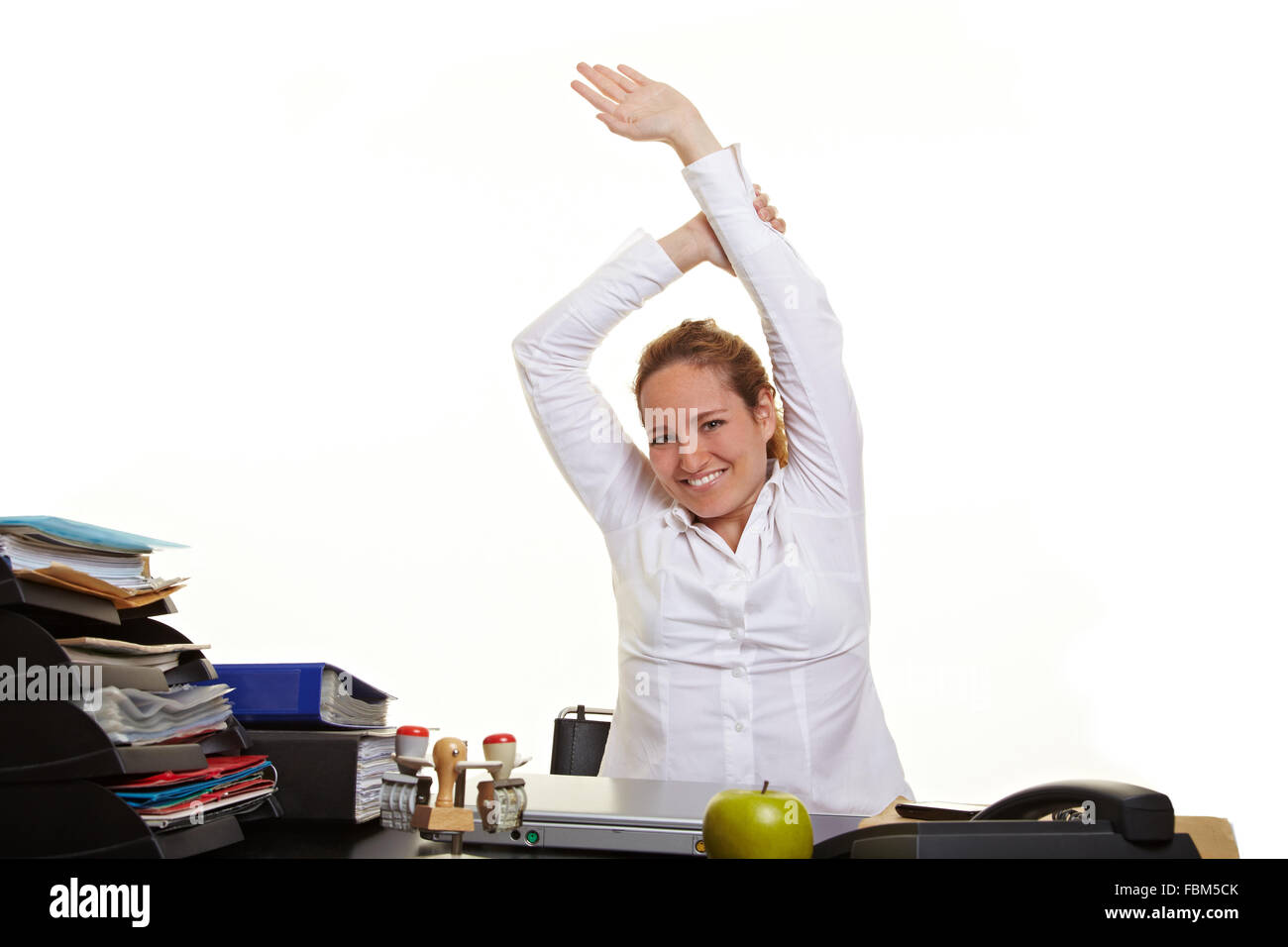 Glücklich Geschäftsfrau lockern Sie an ihrem Schreibtisch bei der Arbeit Stockfoto