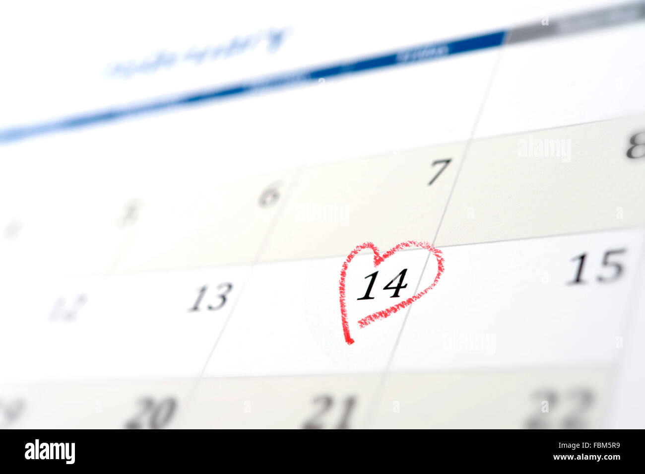 Februar Kalender Seite mit roten Herzchen markieren Valentinstag Stockfoto