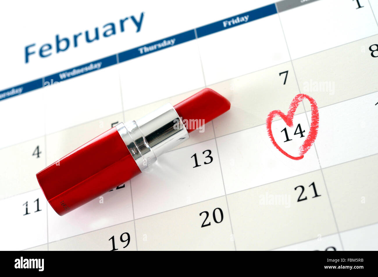 Februar Kalenderblatt mit Lippenstift bemalt Rote Herzchen markieren Valentinstag Stockfoto