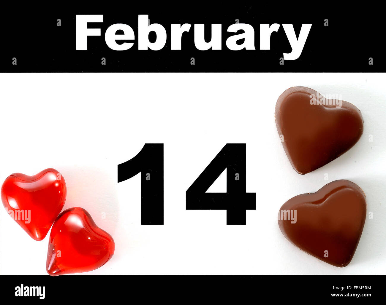 Valentines Tag Kalenderblatt mit Schokolade und roten Herzen Stockfoto
