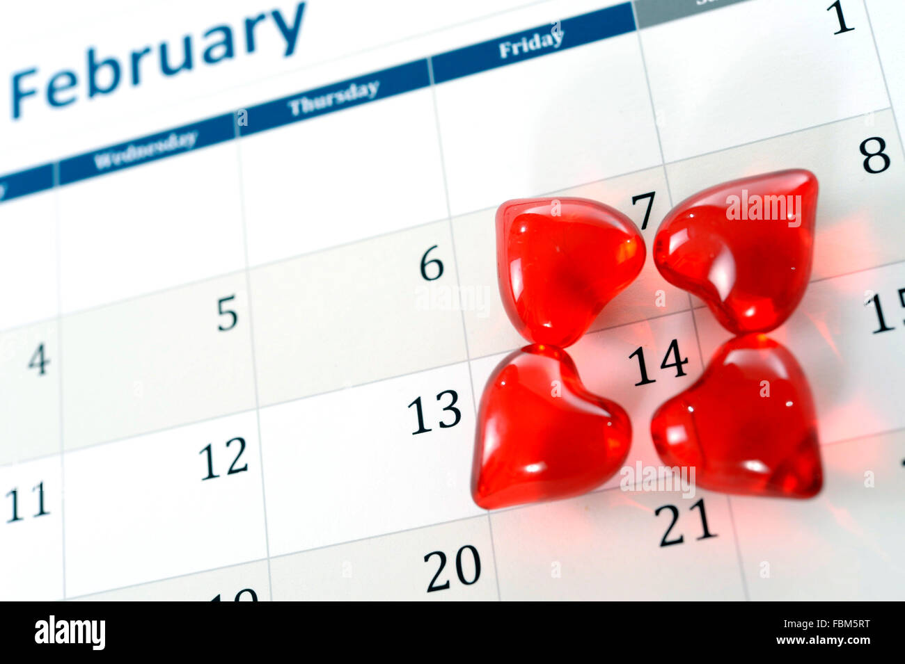 Februar Kalender Seite mit kleinen roten Herzchen markieren Valentinstag Stockfoto
