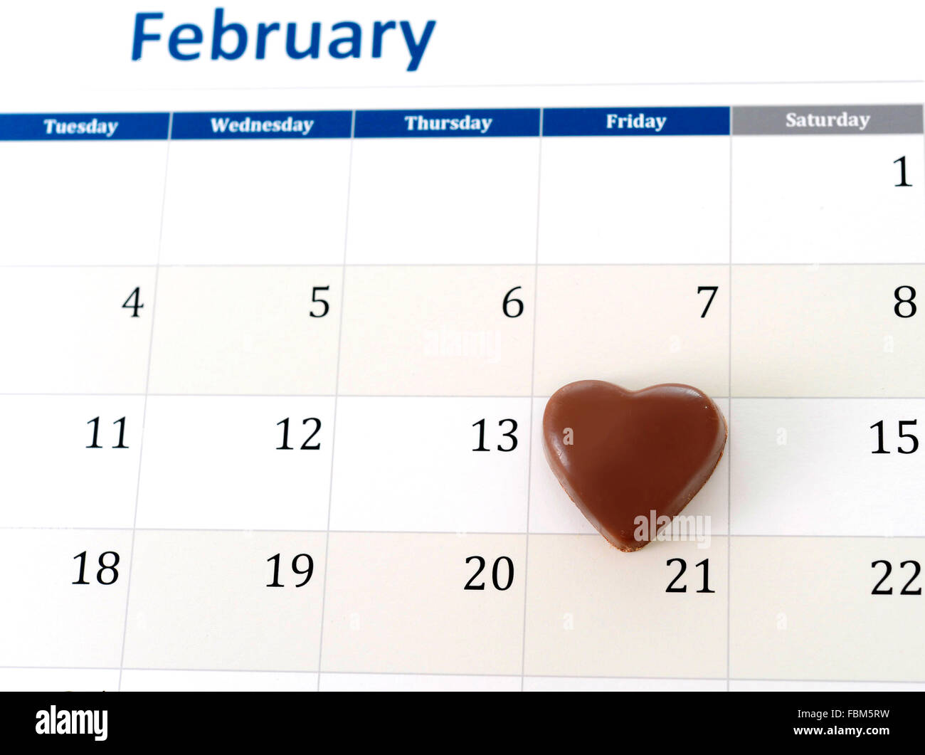 Februar Kalender Seite mit einer Herzform Schokolade Kennzeichnung Valentinstag Stockfoto