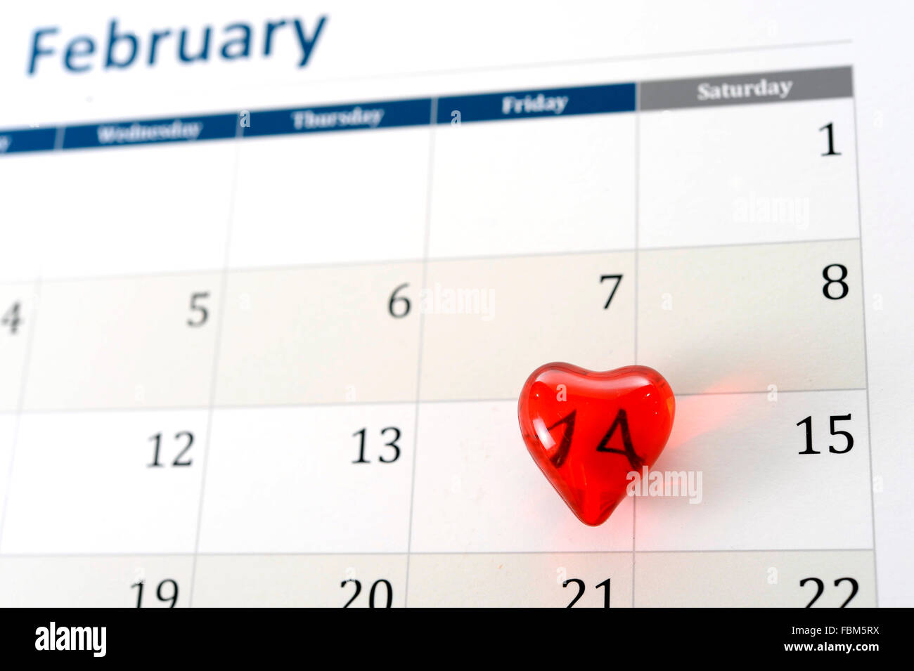 Februar Kalender Seite mit roten Herzchen markieren Valentinstag Stockfoto