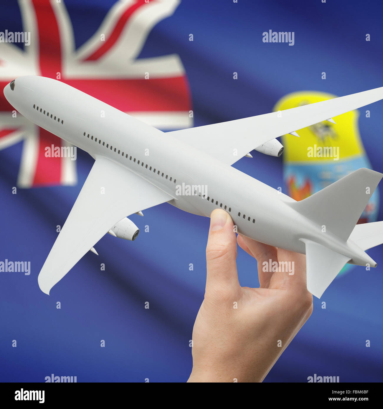 Flugzeug in der Hand mit Nationalflagge auf Hintergrund-Serie - St. Helena Stockfoto