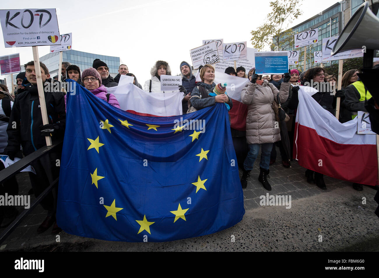 Brüssel, Belgien. 18. Januar 2016. Gruppe von Anhängern des Komited Obrony Demokracji (KOD) halten die Demonstration vor gehen EU-Hauptquartier in Brüssel auf 18.01.2016 Präsident von Polen Andrzej Duda besuchen in europäische Institution und der NATO von Wiktor Dabkowski/Picture Alliance Credit: Dpa picture-Alliance/Alamy Live News Stockfoto