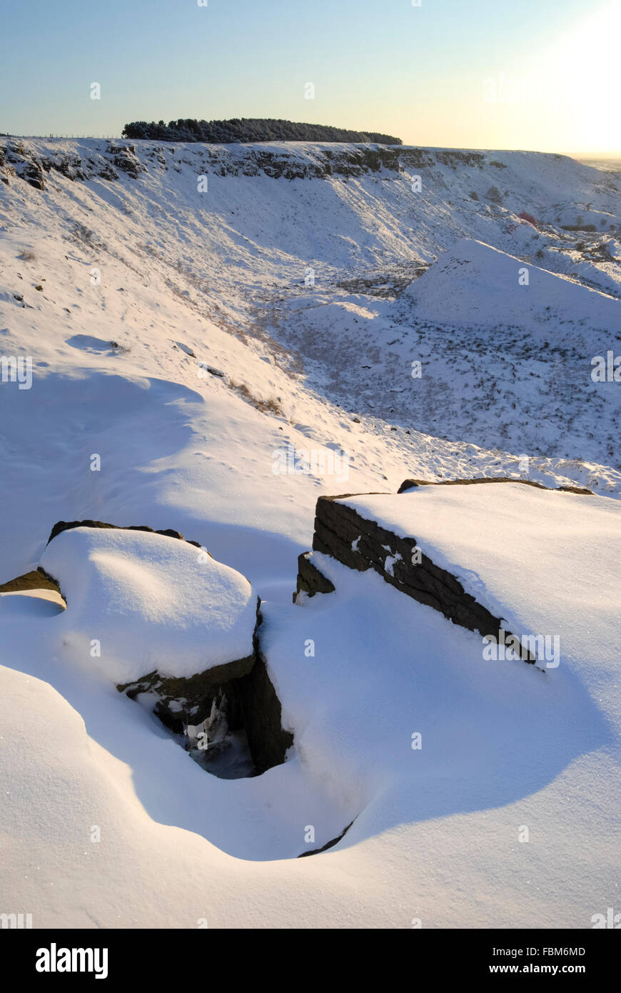 Englische Schneelandschaft über das Dorf Charleworth in der Nähe von Glossop in Derbyshire. Stockfoto