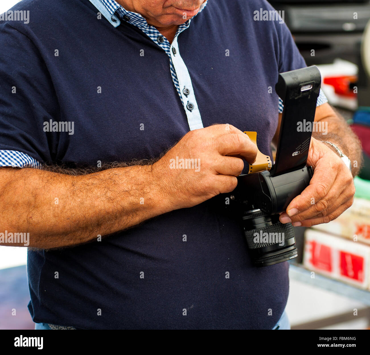 Photographe Wechsel neu der negativen Rollfilm in Kamera. Selektiven Fokus Stockfoto