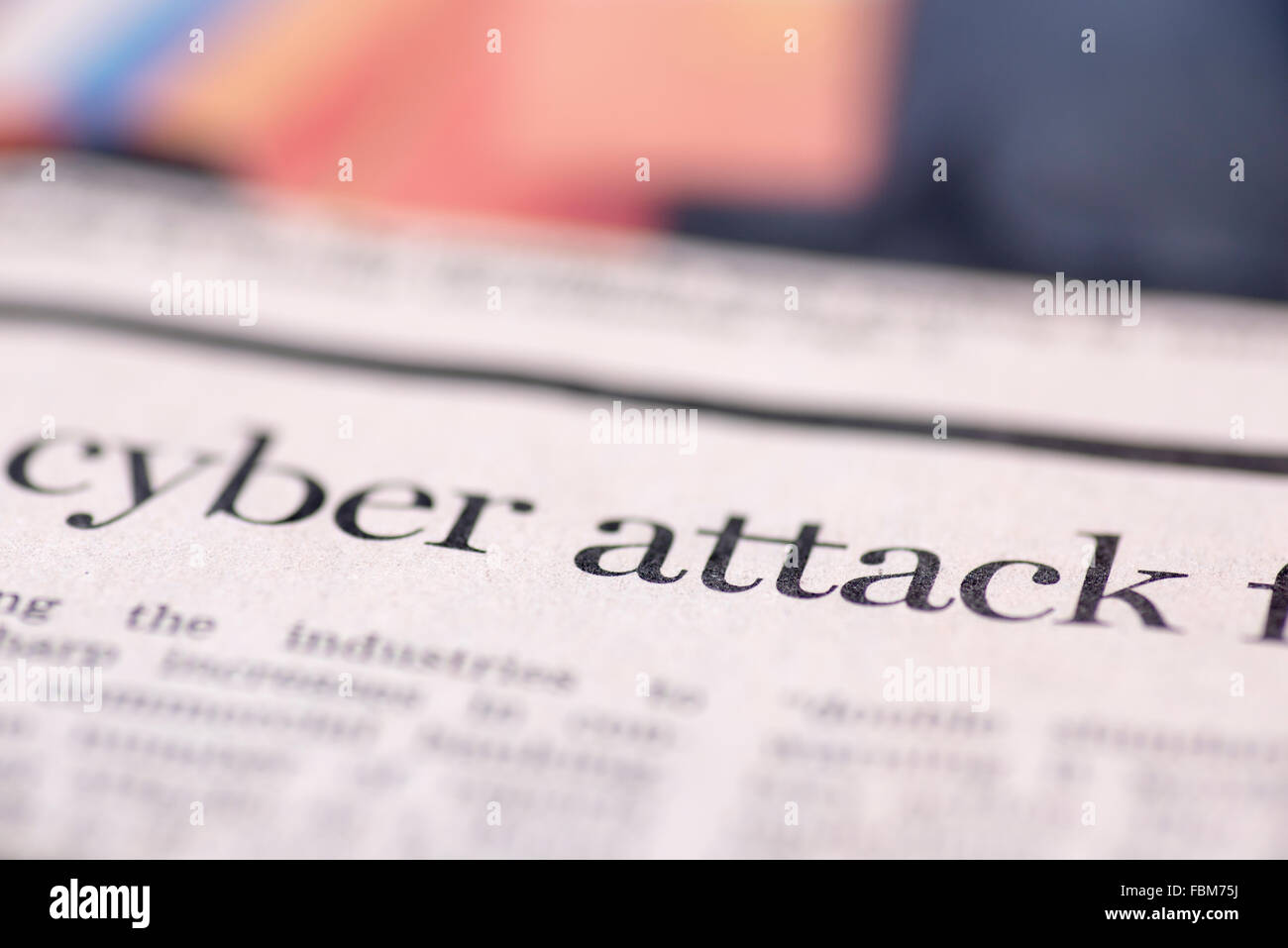 Cyber Attack geschrieben Zeitung Stockfoto