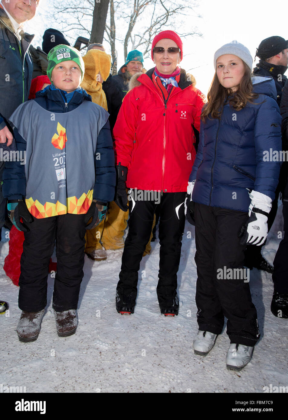 Oslo, Norwegen. 17. Januar 2016. Queen Sonja (C), Prinzessin Ingrid Alexandra und Prinz Sverre Magnus von Norwegen besuchen die Feierlichkeiten des 25. amtierende Jubiläums des König Harald in Oslo, Norwegen, 17. Januar 2016. Foto: Patrick van Katwijk / POINT DE VUE OUT - NO WIRE SERVICE-/ Dpa/Alamy Live News Stockfoto